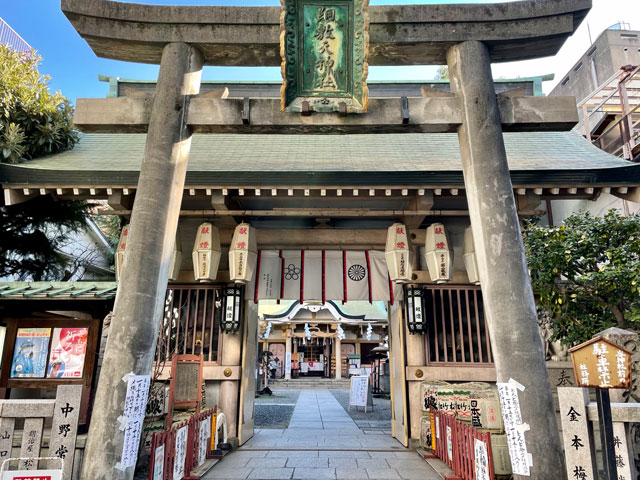 A shrine on the eastern edge of Hankyu Higashidori Shopping Street, home to many restaurants