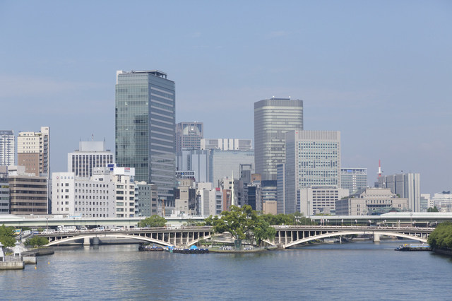 Look out from nearby Temmabashi Bridge for the best view of Tenjinbashi Bridge’s arches.
