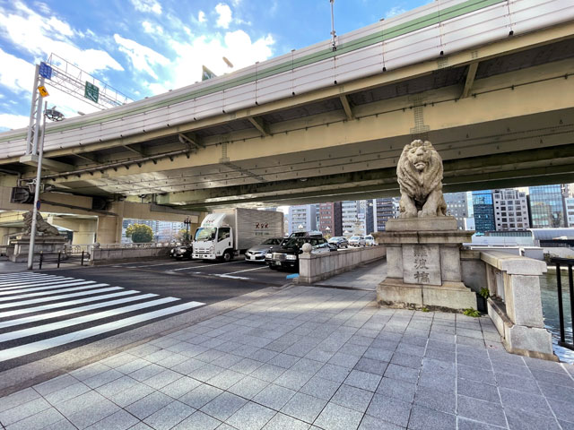 View from the north side. Stone statues of valiant lions can be found at the four corners of the bridge.