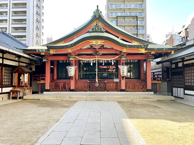 The main shrine building faces east, and in front of it is the Hanshin Expressway. Long ago, this shrine was located on a river.