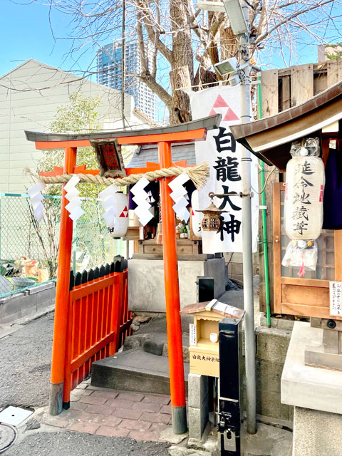 Keep an eye out for the banner that reads “Hakuryu Okami” at the entrance to a small alley.