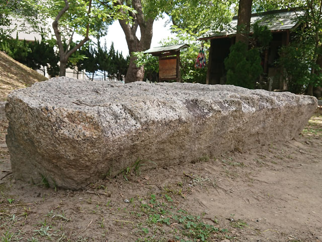 残念石のひとつ。大小の姿異なる石が10個点在する